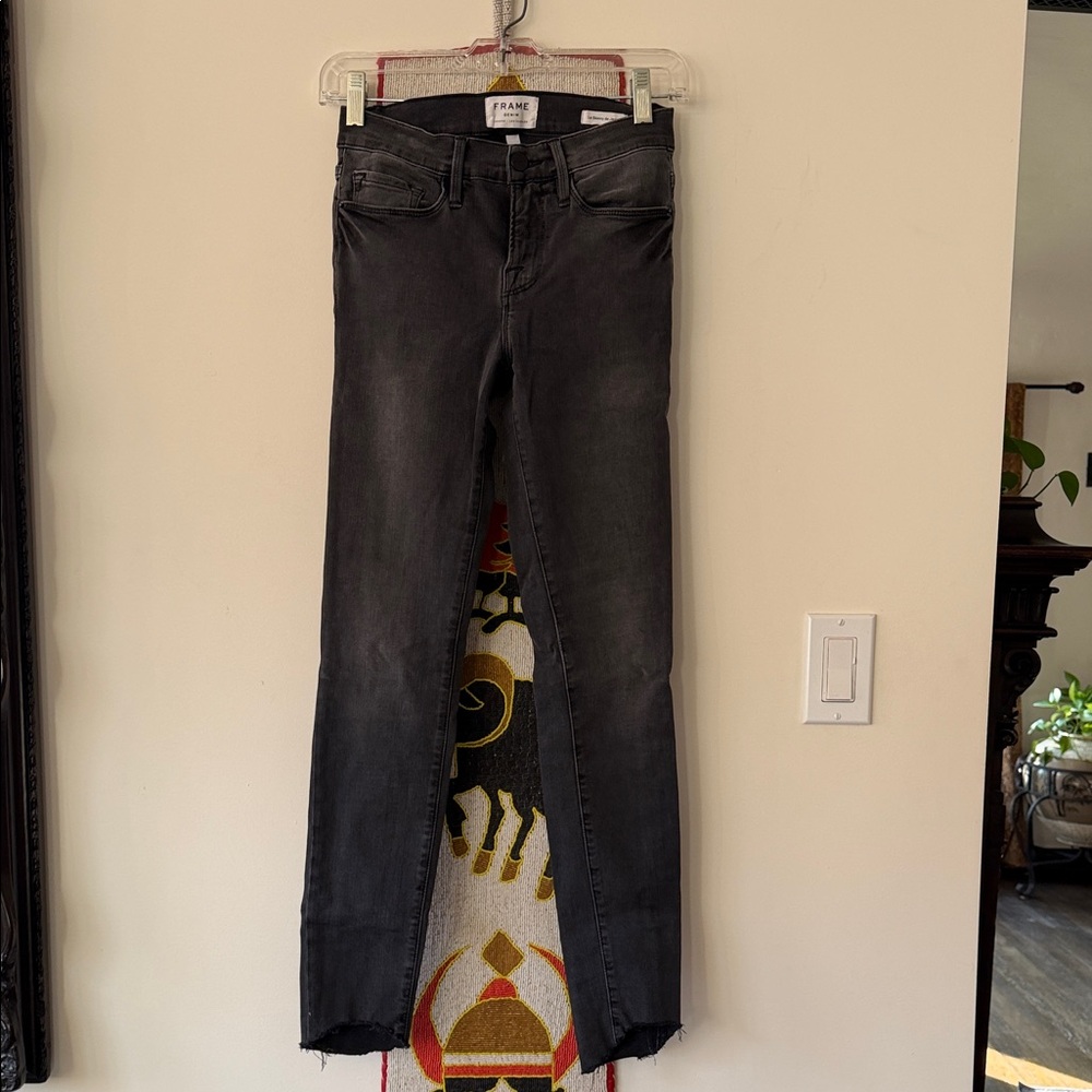🌟🌟HOST PICK🌟🌟Like New “FRAME DENIM” Jeans manufacturer cur bottoms